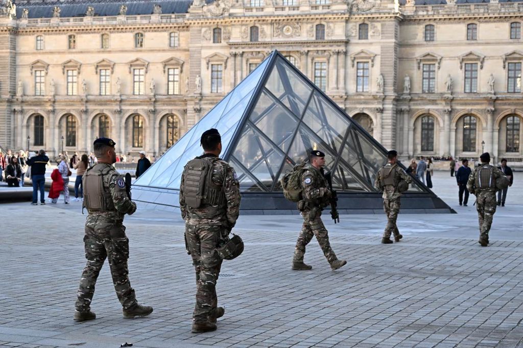 Louvre Militray Patrol